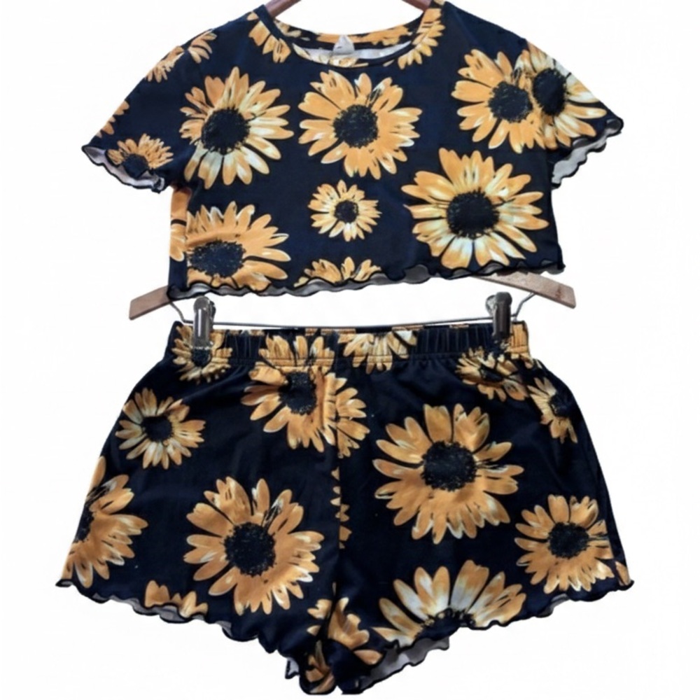 SHEIN Girls Sunflower Print Crop Top & Shorts Two Piece Set Yellow & Black
